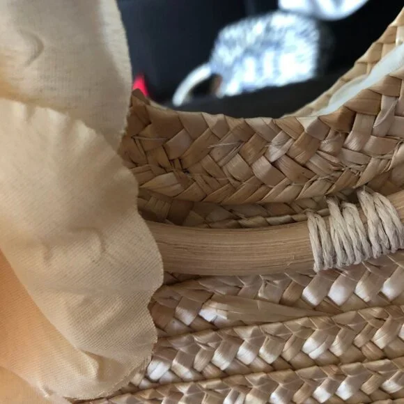 Women's Straw Handbag With Flower Detail - Picture 2 of 7